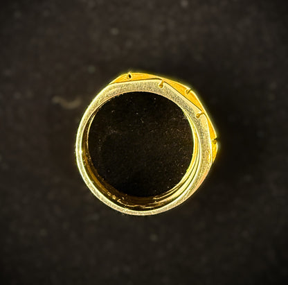 Side profile of 18k two-tone gold band ring highlighting the graduated height and architectural ridged design